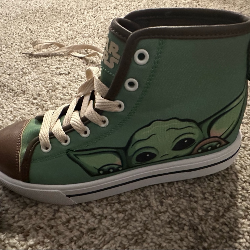 New without box. Baby yoda Heelys size youth 4